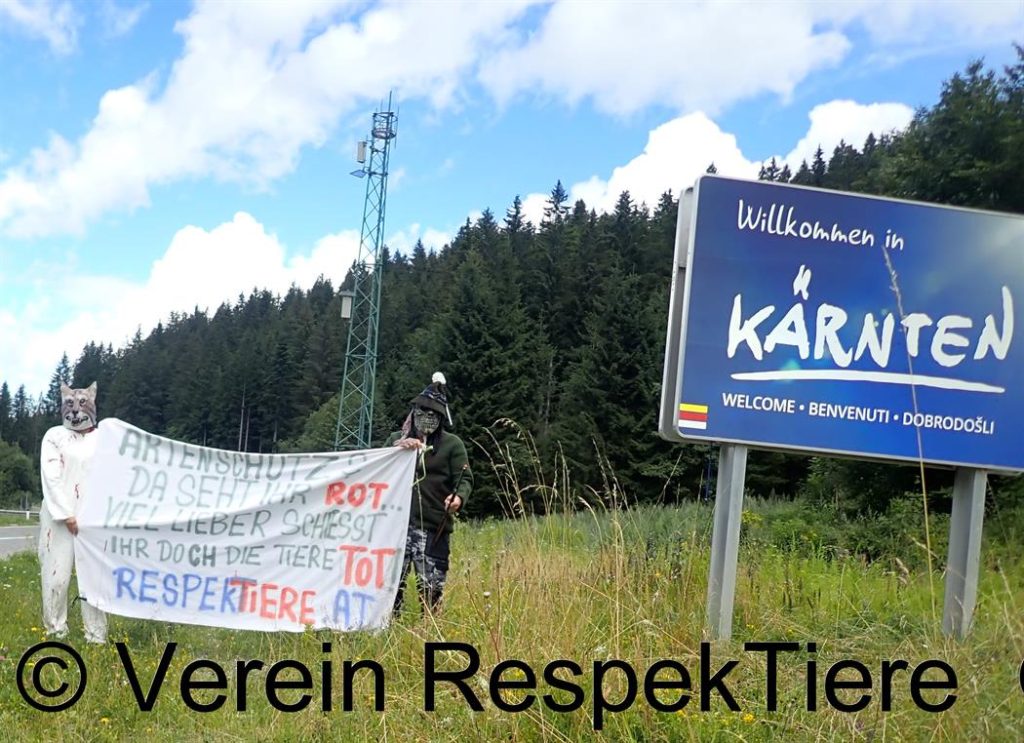 RespekTiere-Aktivisten protestieren in Wolfs- und Jägerverkleidung