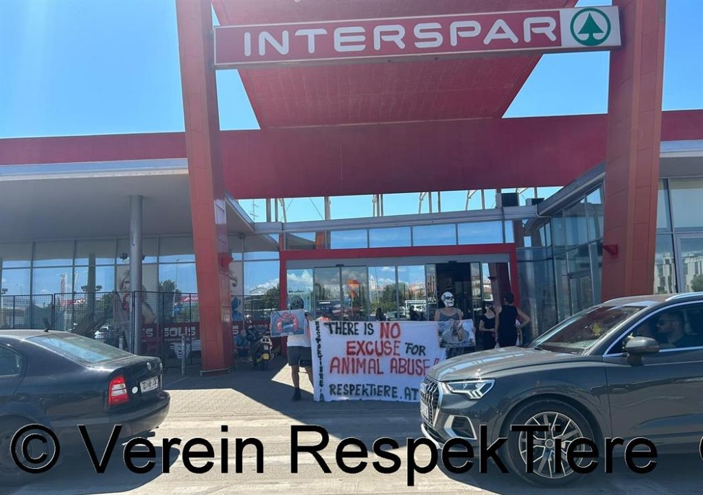 RespekTiere-AktivistInnen vor Interspar Zadar