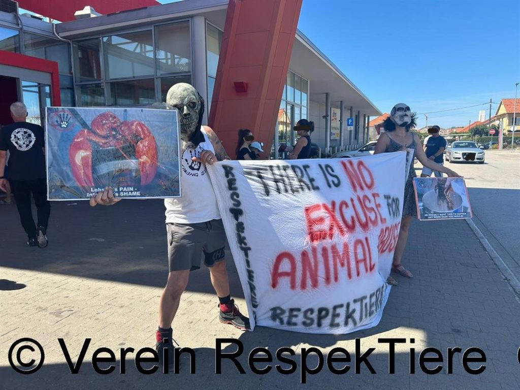 RespekTiere-AktivistInnen vor Interspar Zadar