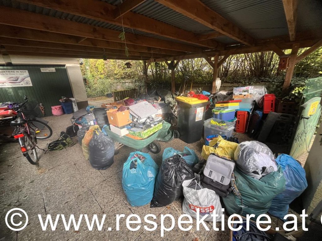 Rumänien-Hilfssachen unter dem Carport